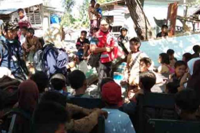 Warga Lombok Sisihkan Bantuan untuk Korban Gempa Di Sulteng