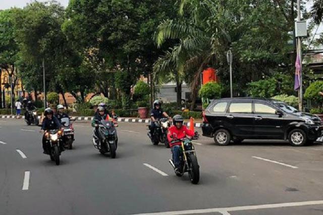 Begini Penampilan Jokowi Helm Retro Buatan Lokal Saat Touring