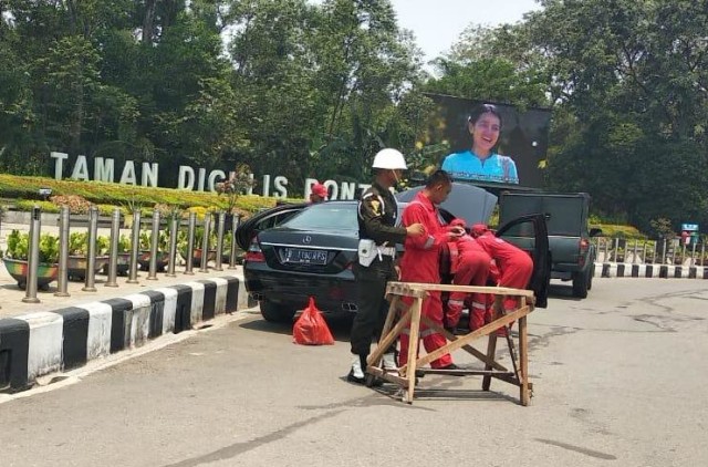 Mobil Dinas Jokowi Mogok Saat Kunjungan ke Pontianak