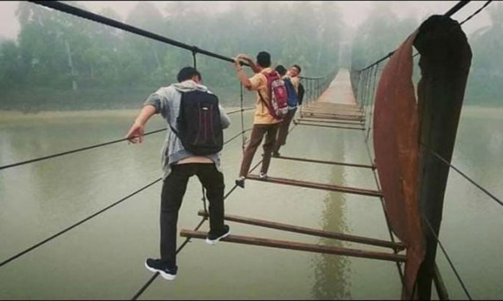 Pelajar di Jambi Terpaksa Seberangi Jembatan Maut demi Sekolah