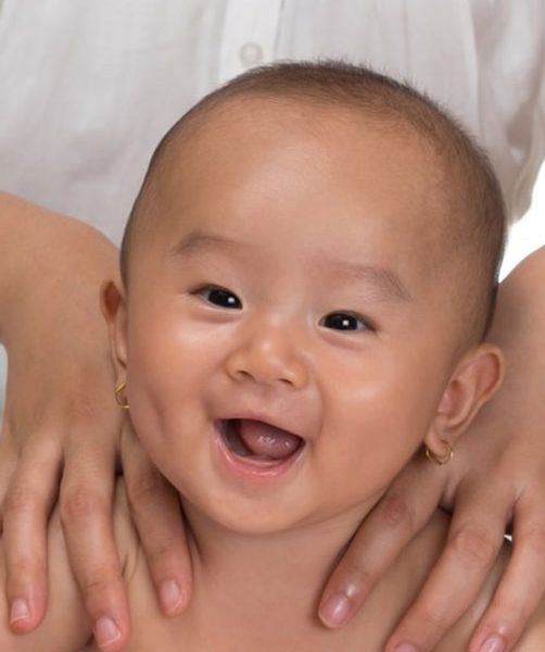 Lebih Baik Mana, Pijat Bayi dengan Baby Oil atau Minyak Alami?