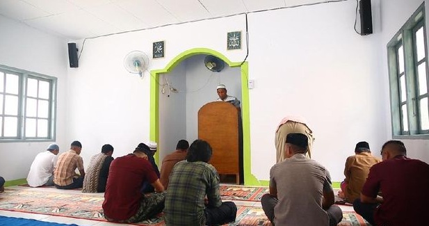 Kisah Kehidupan Umat Muslim di Pulau Kristen Indonesia