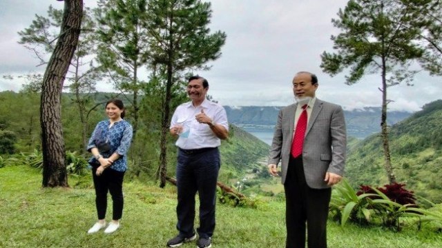 Luhut Bersama Dubes China ke Danau Toba: Investasi Tambah Terus