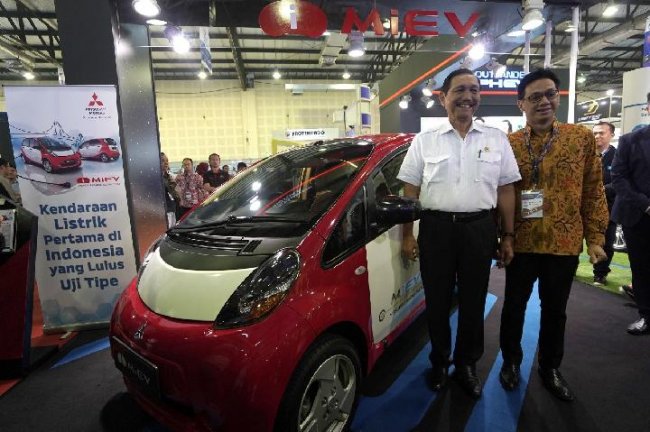 Hore! Luhut Resmikan Pengisian Baterai Mobil Listrik Sumatera