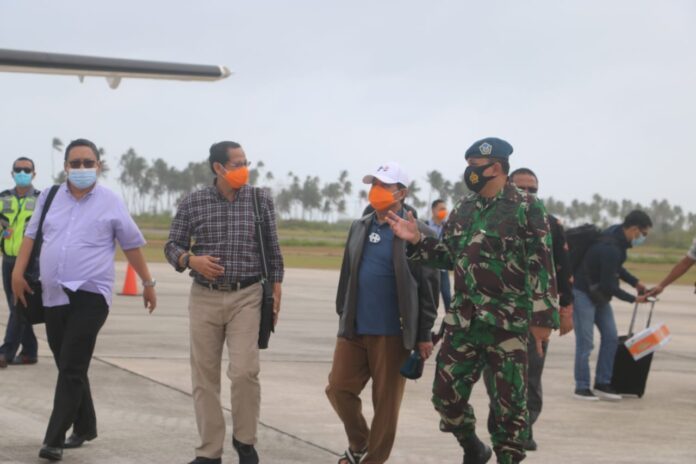 Ketua DPRD Natuna Sambut Kedatangan Gubernur Jambi di Bandara RSA Ranai