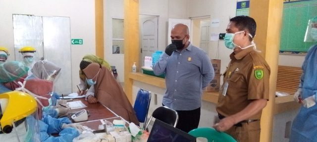 Ketua Komisi I DPRD Natuna Pantau Jalannya Vaksinasi Nakes di Puskesmas Ranai
