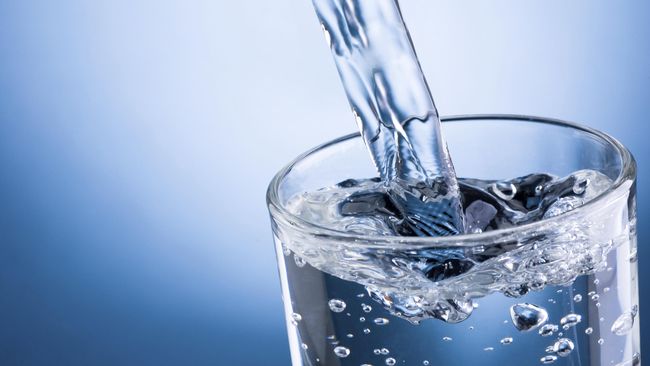 5 Alasan Minum Air Putih Bantu Turunkan Berat Badan