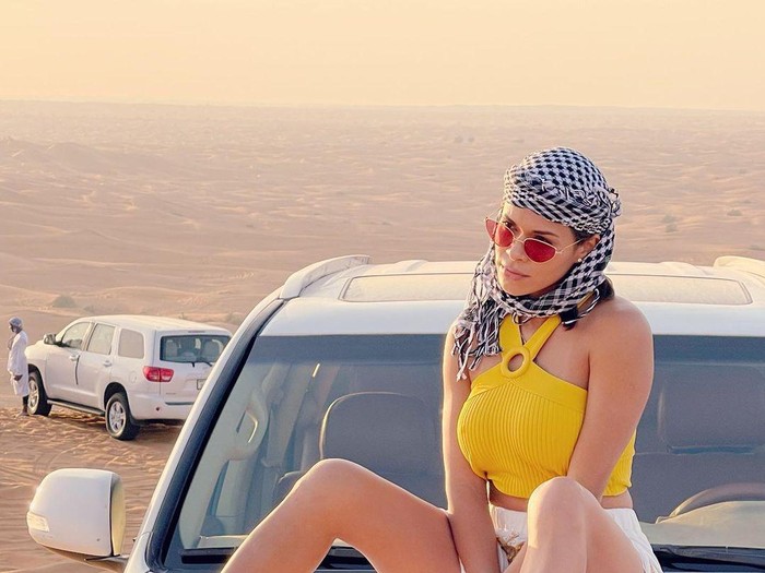 Model Ini Dihujat Cabul Setelah Pemotretan Topless di Gurun Dubai