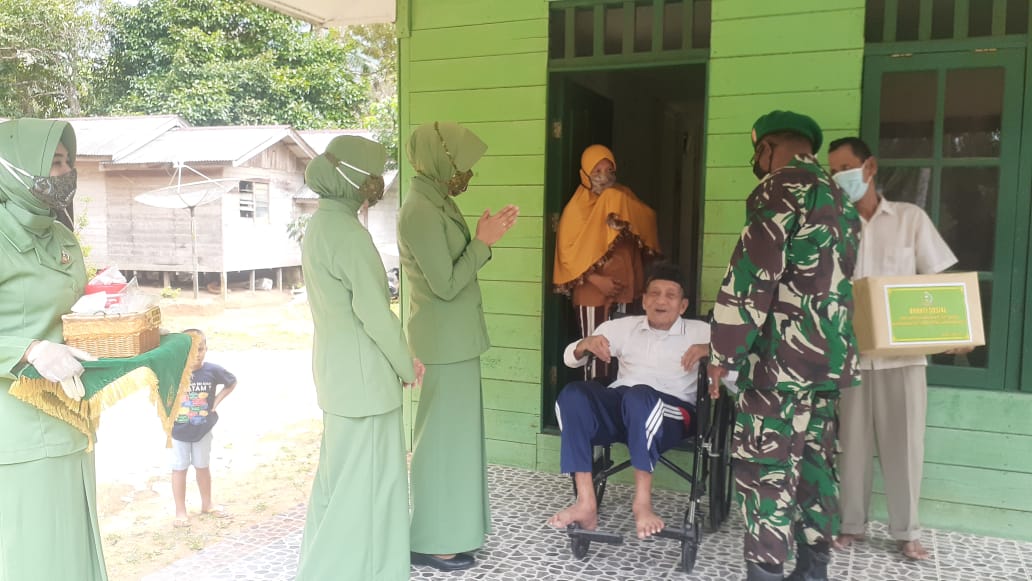 Ketua Persit KCK PD I/BB  Bakti Sosial di Pulau Terluar