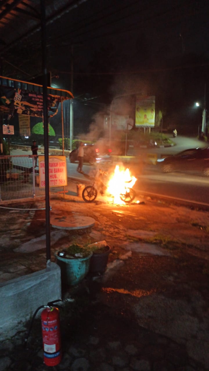 Satu Unit Motor Supra Ludes Terbakar di Samping Ramayana