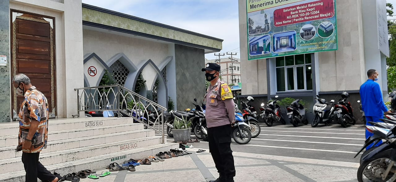 Berikan Rasa Aman, Personel Polsek Tanjungpinang Kota Laksanakan Pengamanan Ibadah Sholat Jum’at