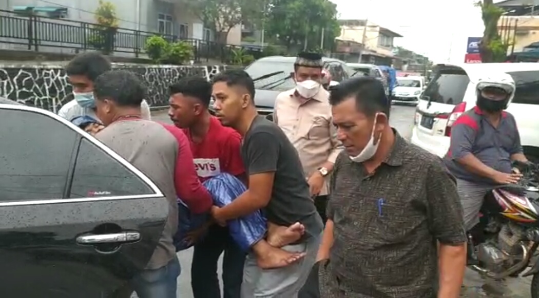 Korban Laka Lantas Terbaring di Jalan, Melintas Gubernur Kepri Sigap Boyong ke RS