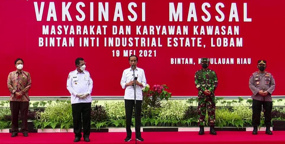 Pesan Jokowi Usai Meninjau Vaksinasi di PT BIIE Bintan