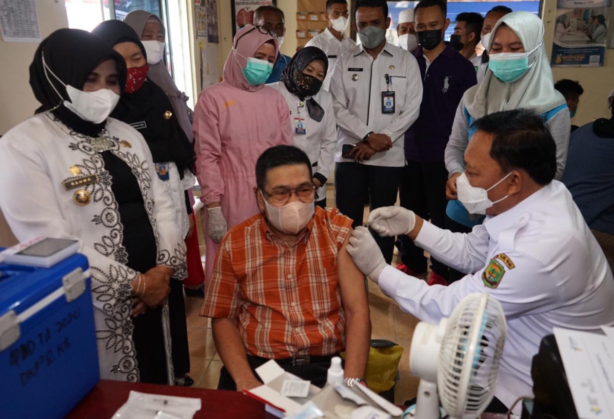 Wakil Walikota Tanjung Pinang Suntik Vaksin ke Warga Kelurahan Air Raja