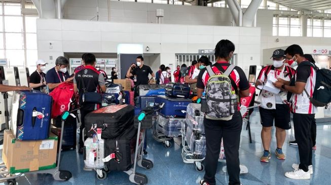 Sejumlah atlet dan pelatih di Olimpiade 2020 bersiap pulang ke Indonesia dari Bandara Haneda, Tokyo, Minggu (1/8/2021). (foto: dok. KBRI Tokyo)