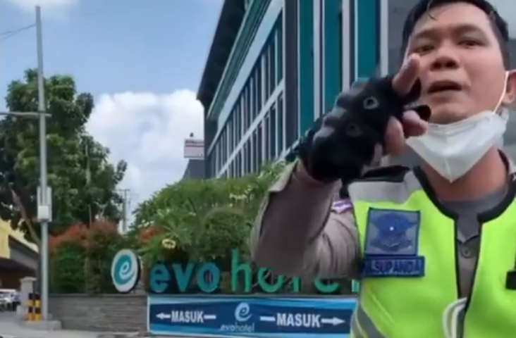 [VIDEO] Viral Pria Tak Dikasih Lewat Karena Penyekatan Sampai Disumpahi Kecelakaan oleh Polisi