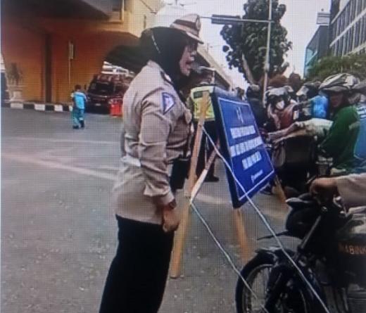 [VIDEO] Cekcok Sesama Polisi saat Penyekatan PPKM Level 4 di Pekanbaru