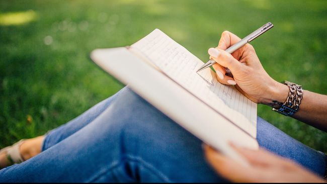 7 Manfaat Journaling, Kurangi Overthinking dan Redakan Stres