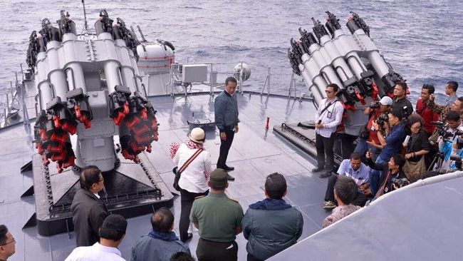 Jokowi Tanya Keamanan Laut Natuna Saat HUT ke-76 TNI