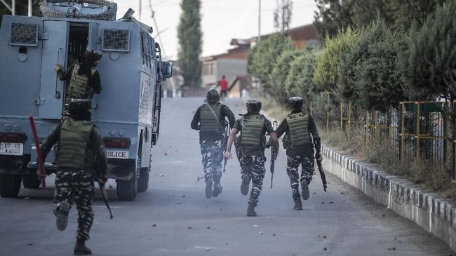 Baku Tembak dengan Militan, 5 Tentara India Tewas di Kashmir