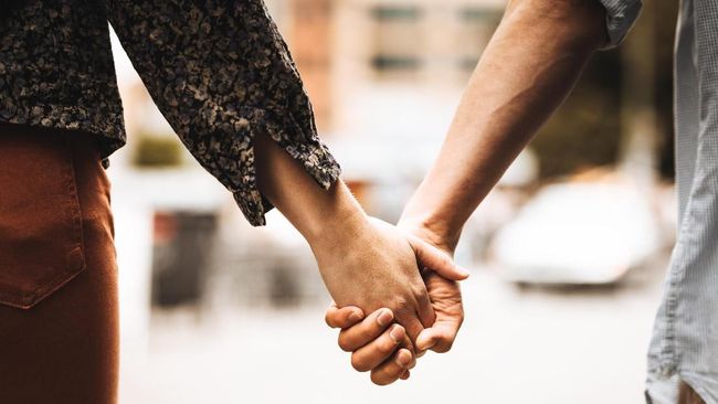 7 Makna Gandengan Tangan, Bukan Sekadar Umbar Romantis