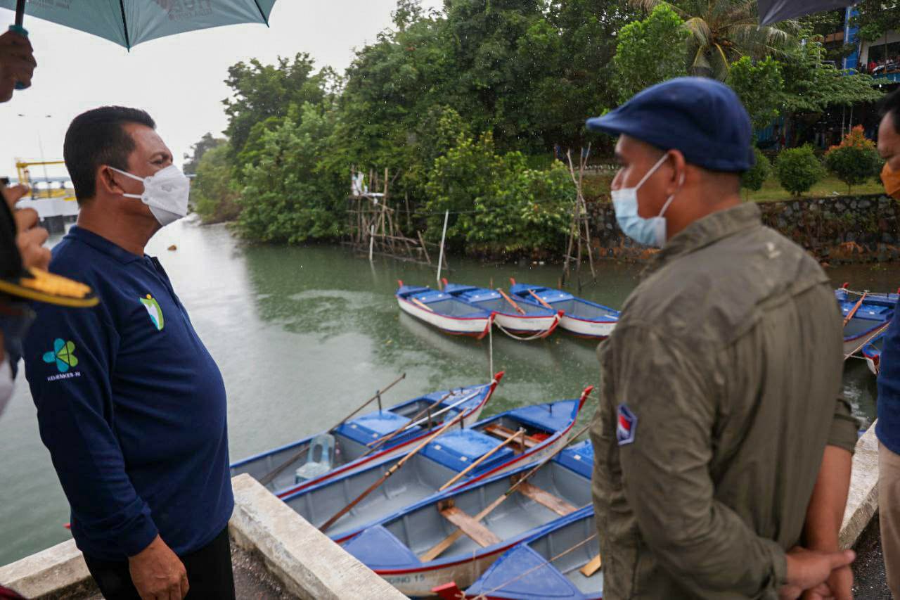 Gubernur Ansar Serahkan Bantuan Kapal Perikanan dan Alat Tangkap Kepada Nelayan