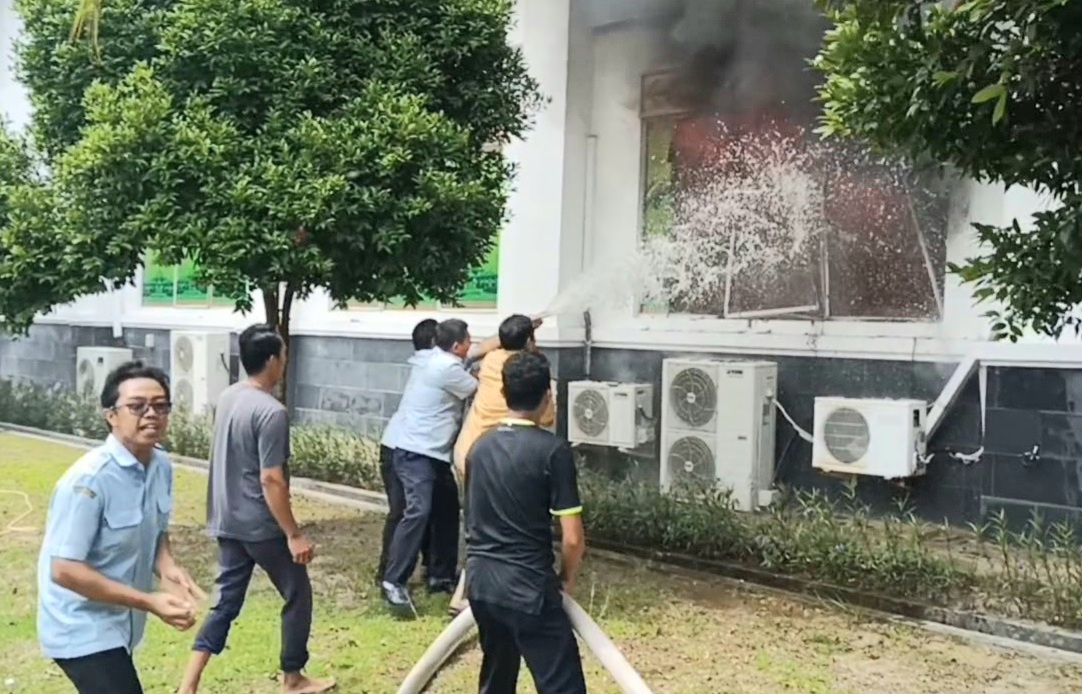 Ruang Fraksi Hanura DPRD Batam Terbakar, Anggota dan Staf Berhamburan Keluar