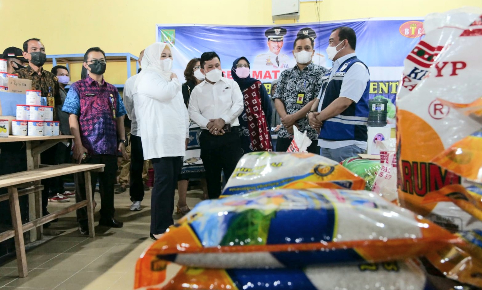 Operasi Pasar, Wagub Marlin Serahkan Bantuan Minyak Goreng ke Warga
