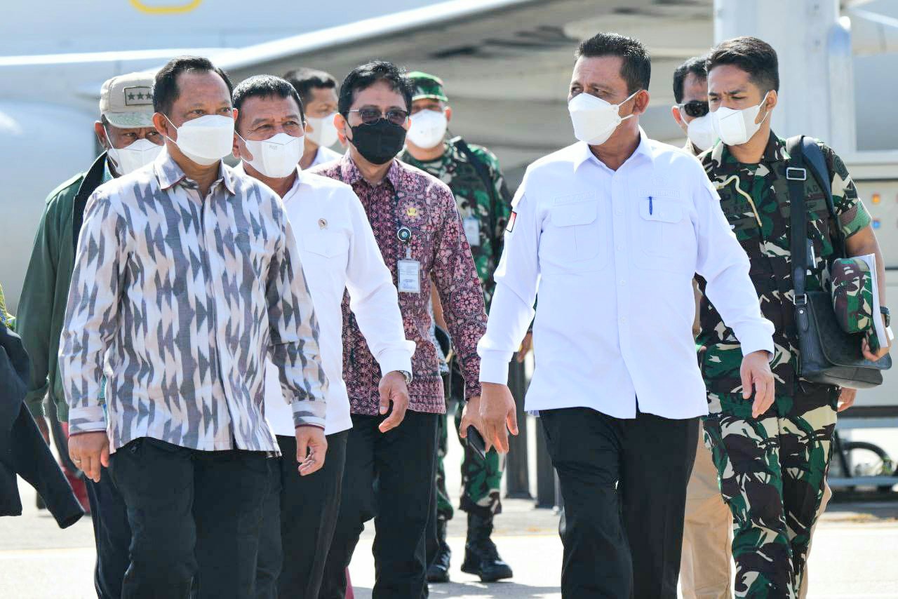 Gubernur Ansar Sambut Kedatangan Mendagri dan Wamenhan di Bandara VIP Batam