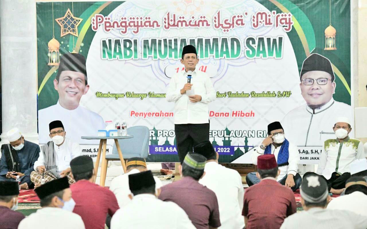 Gubernur Ansar Serahkan Bantuan untuk Masjid Al Uswah Tanjungpinang Rp920 Juta