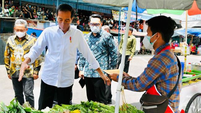 Jokowi Jajan Nanas Rp200 Ribu di Pasar Porsea Toba Sumut