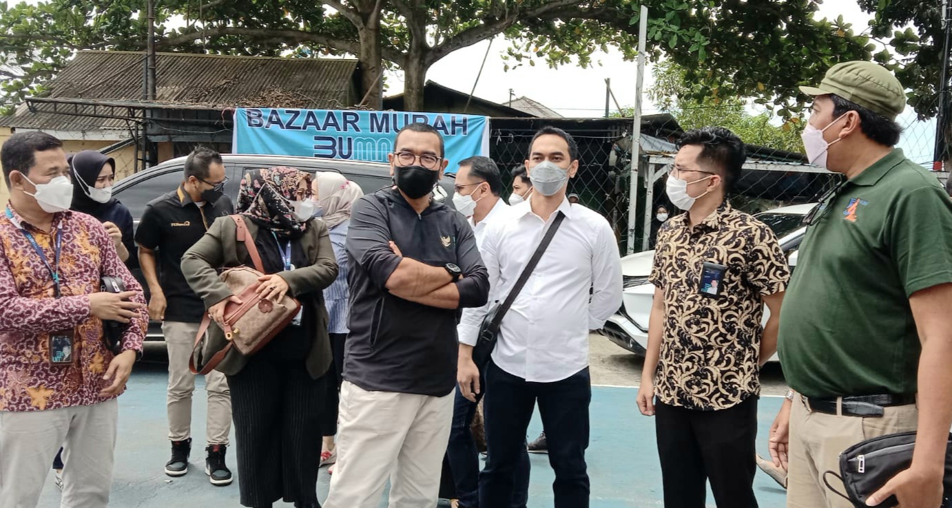 Garda Bernas Bersama BUMN Bagikan 300 Paket Sembako Melalui Bazaar Murah