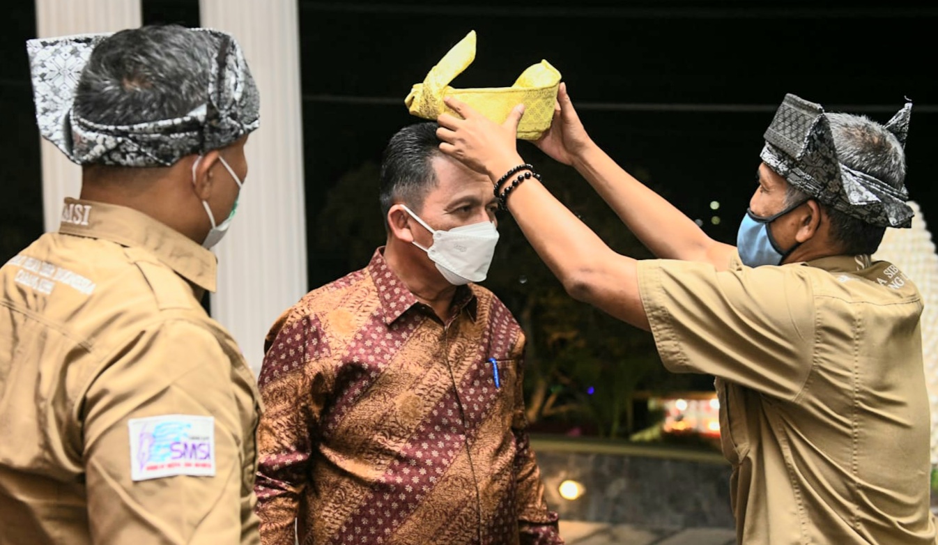 Gubernur Ansar Dianugerahi Sebagai Sahabat Pers Indonesia Oleh SMSI