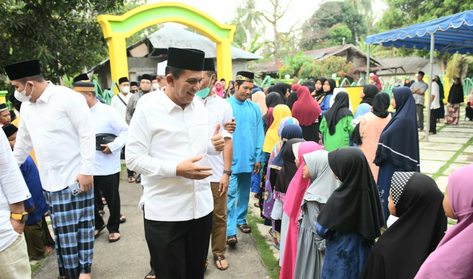 Safari Ramadhan ke Pangkil, Gubernur Ansar Salurkan Dana Zakat dan Bantuan Masker