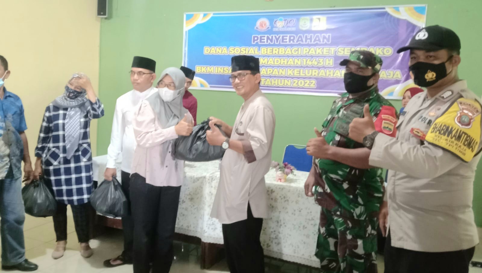 Kelurahan Air Raja Bersama BKM Insan Harapan Bagikan 100 Paket Sembako Ramadhan
