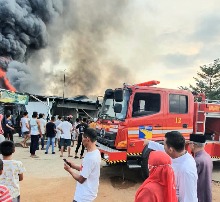 Gubernur Ansar Saksikan Proses Pemadaman Kebakaran Kios di Punggur