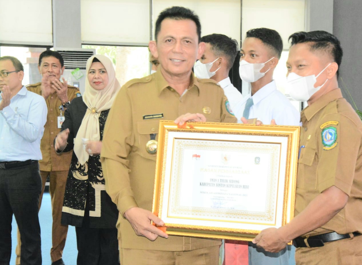 Lagi, Gubernur Ansar Serahkan Bantuan Kepada RT dan RW di Kabupaten Bintan