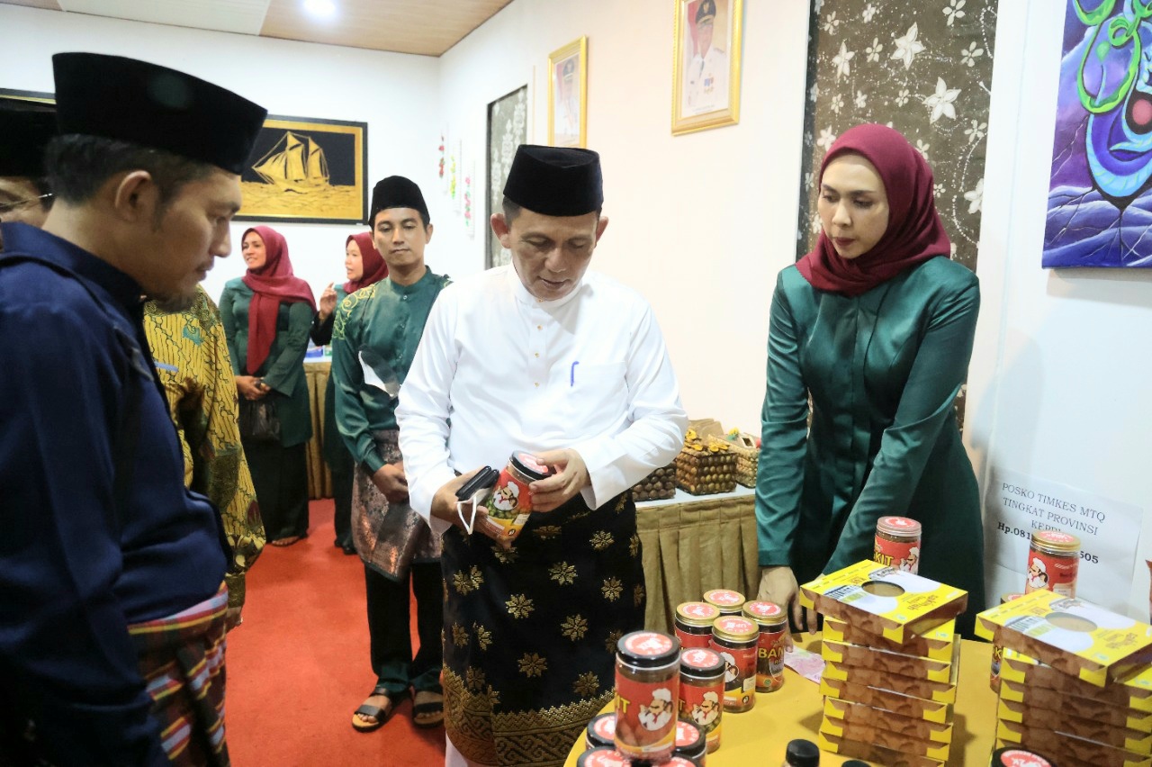 Kunjungi Bazar MTQ, Gubernur Ansar Borong Makanan Olahan Asli Kepri