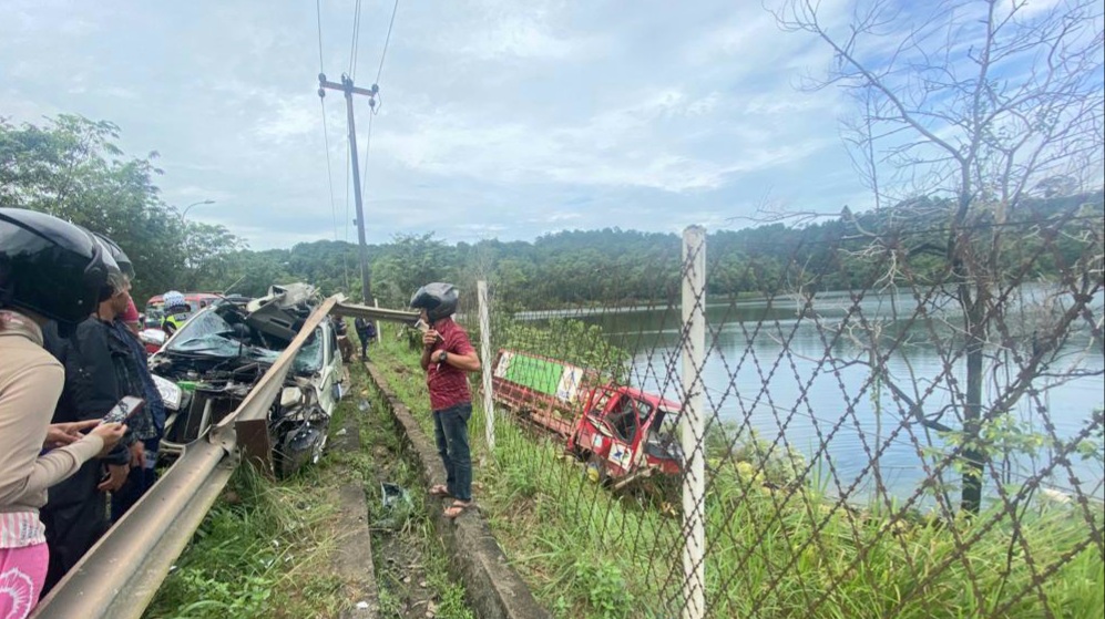 Senggolan, Mobil Bermuatan Gas Pertamina Masuk Dam Mukakuning