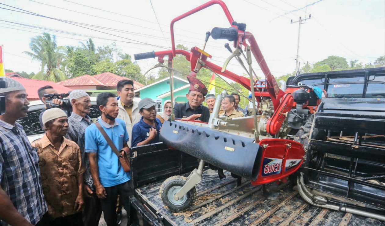 Serahkan Bantuan ke Poktan Bintan, Gubernur Ansar Ajak Masyarakat Ikut Kendalikan Inflasi