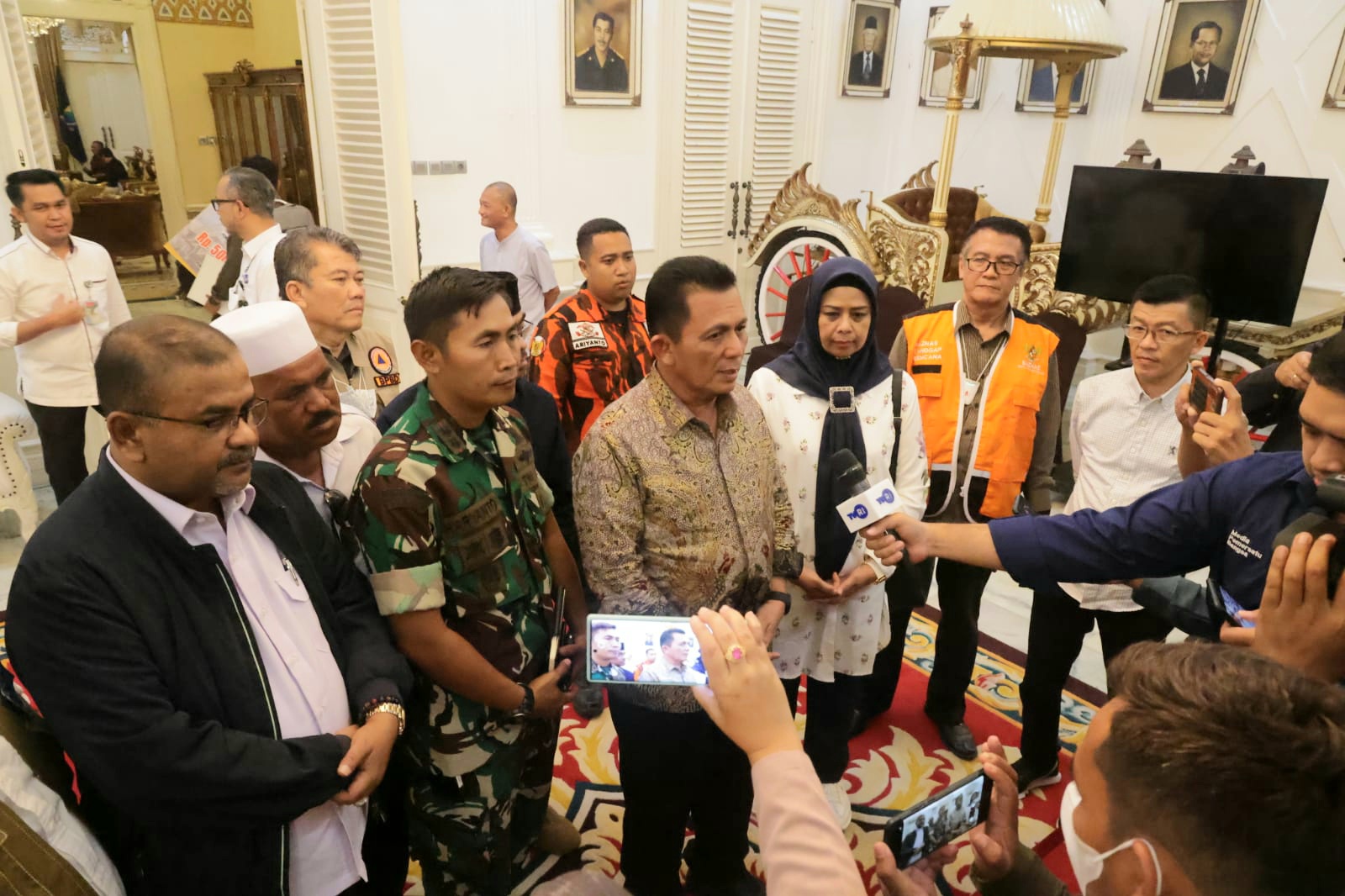 Gubernur Ansar Serahkan Bantuan Kemanusiaan Korban Gempa di Cianjur Sebesar Rp769 Juta