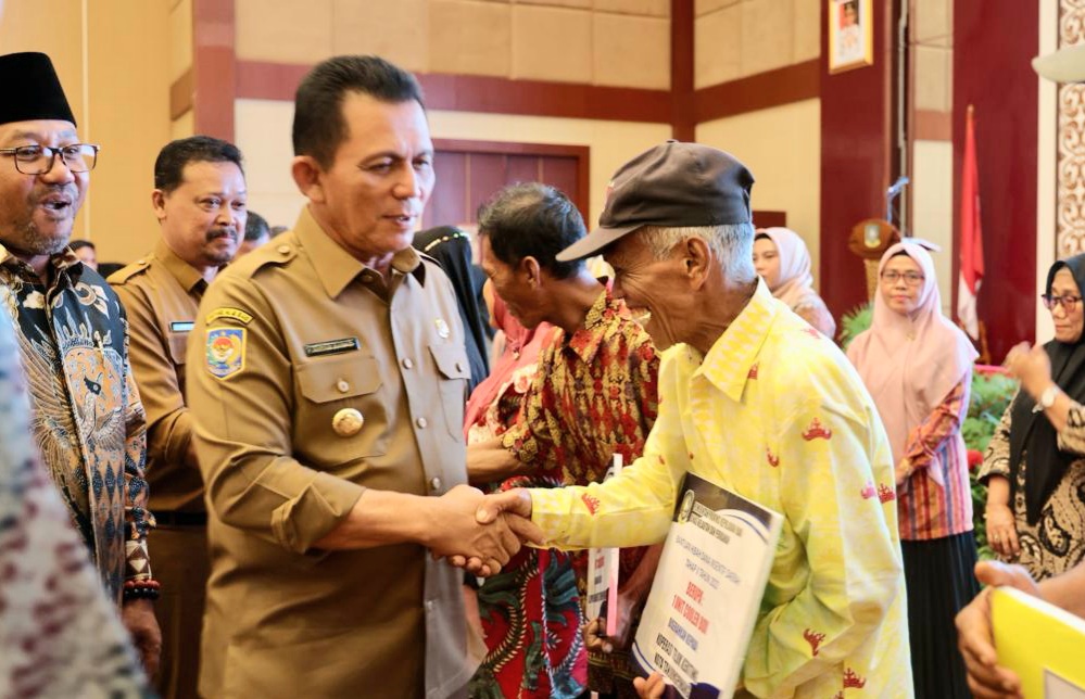 Gubernur Ansar Serahkan Bantuan Pertanian, Perikanan dan UMKM untuk Masyarakat Tanjungpinang