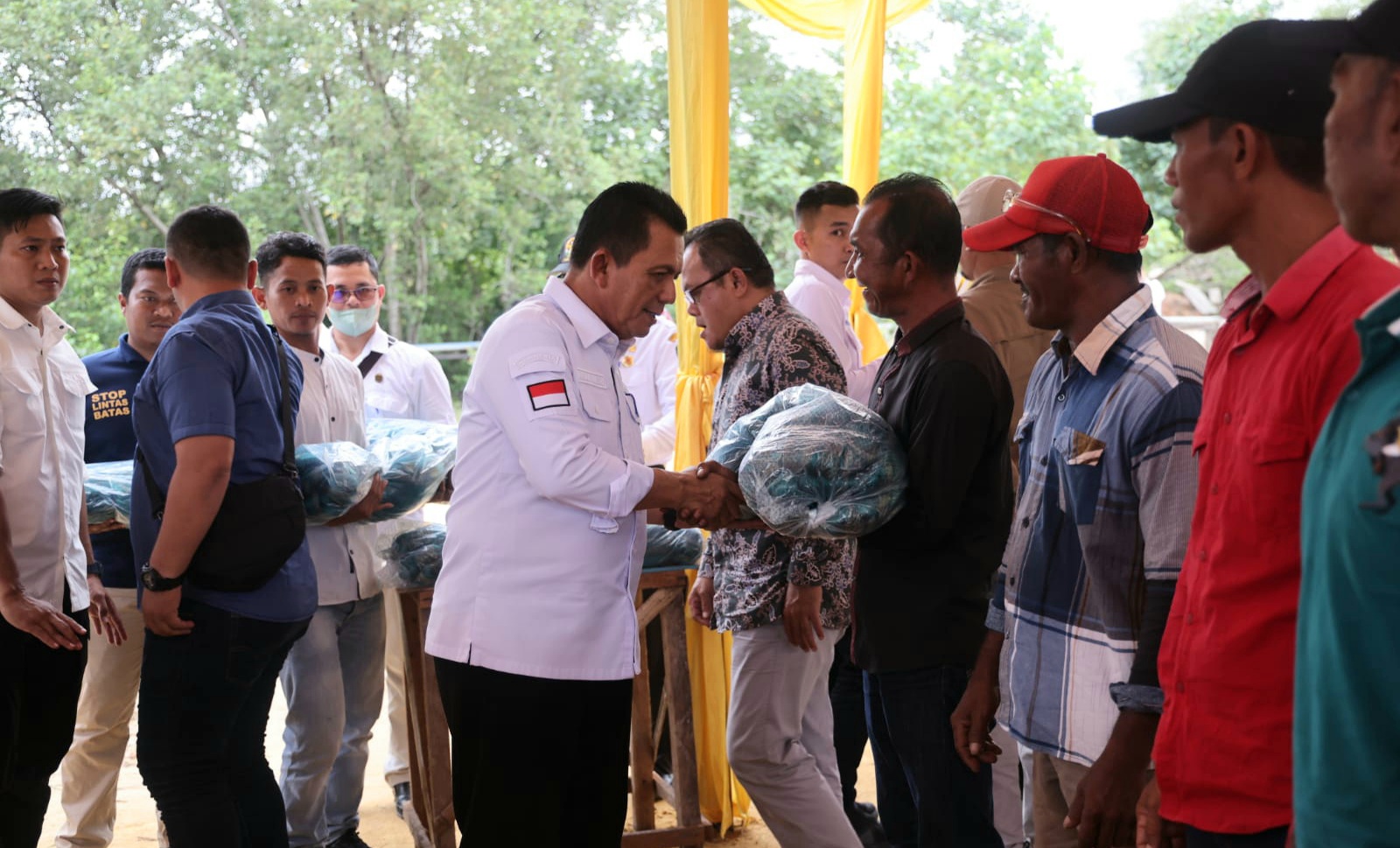 Gubernur Ansar Serahkan Bantuan Jaring Tenggiri Kepada 109 Nelayan Karimun