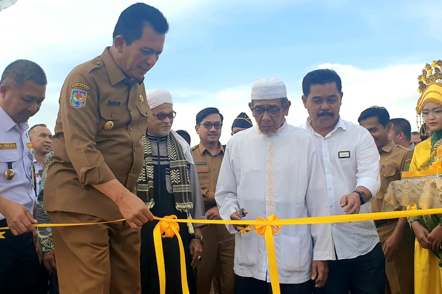 Gubernur Ansar Resmikan Dermaga Apung HDPE di Pelabuhan Sedanau Natuna