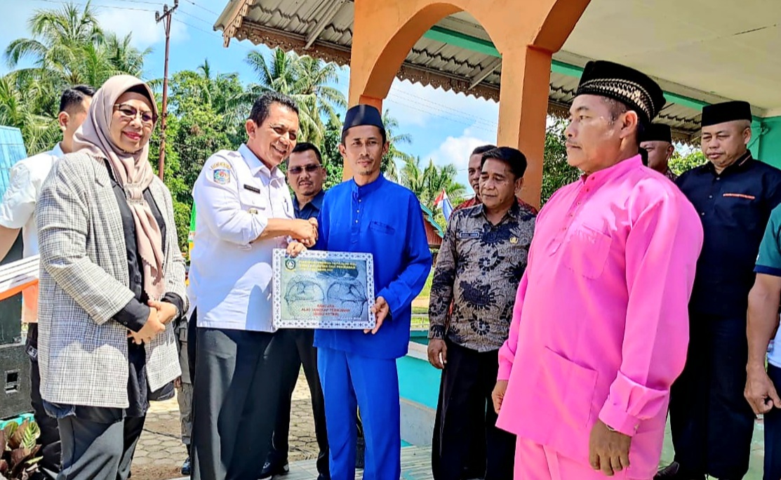 Gubernur Ansar Serahkan Bantuan Perikanan di Desa Pekaka Lingga Senilai Rp2,648 Miliar