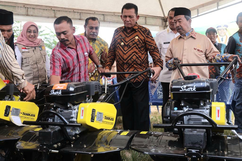 Gubernur Ansar Serahkan Bantuan Alat-alat Pertanian di Tembesi Kota Batam