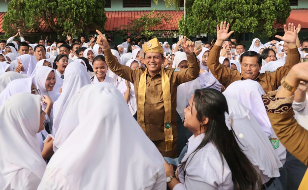 Gubernur Ansar Resmikan Dua Ruang Kelas Baru SMA Negeri 2 Karimun