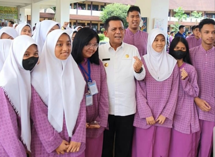 Kunjungi SMA Kartini, Gubernur Ansar Beri Pesan Belajar Sungguh-sungguh