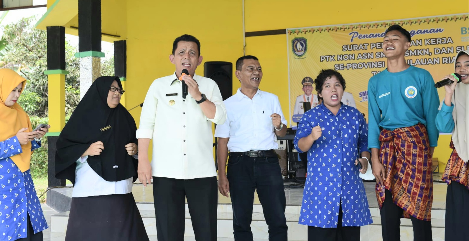 Gubernur Ansar Bersama Ketua Komisi 4 DPRD Kepri Serahkan SK PTK Non ASN di Natuna