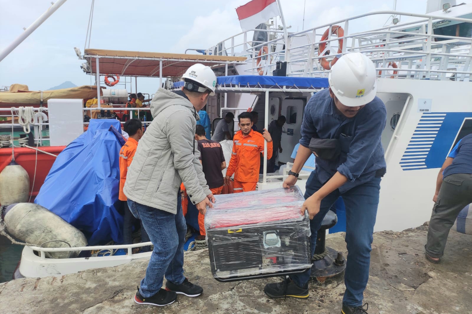 Peduli Bencana Serasan, PLN Beri Bantuan 700 Paket Sembako dan 5 Genset